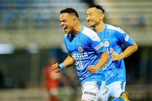 蓝色球队在重要赛事中展现出色