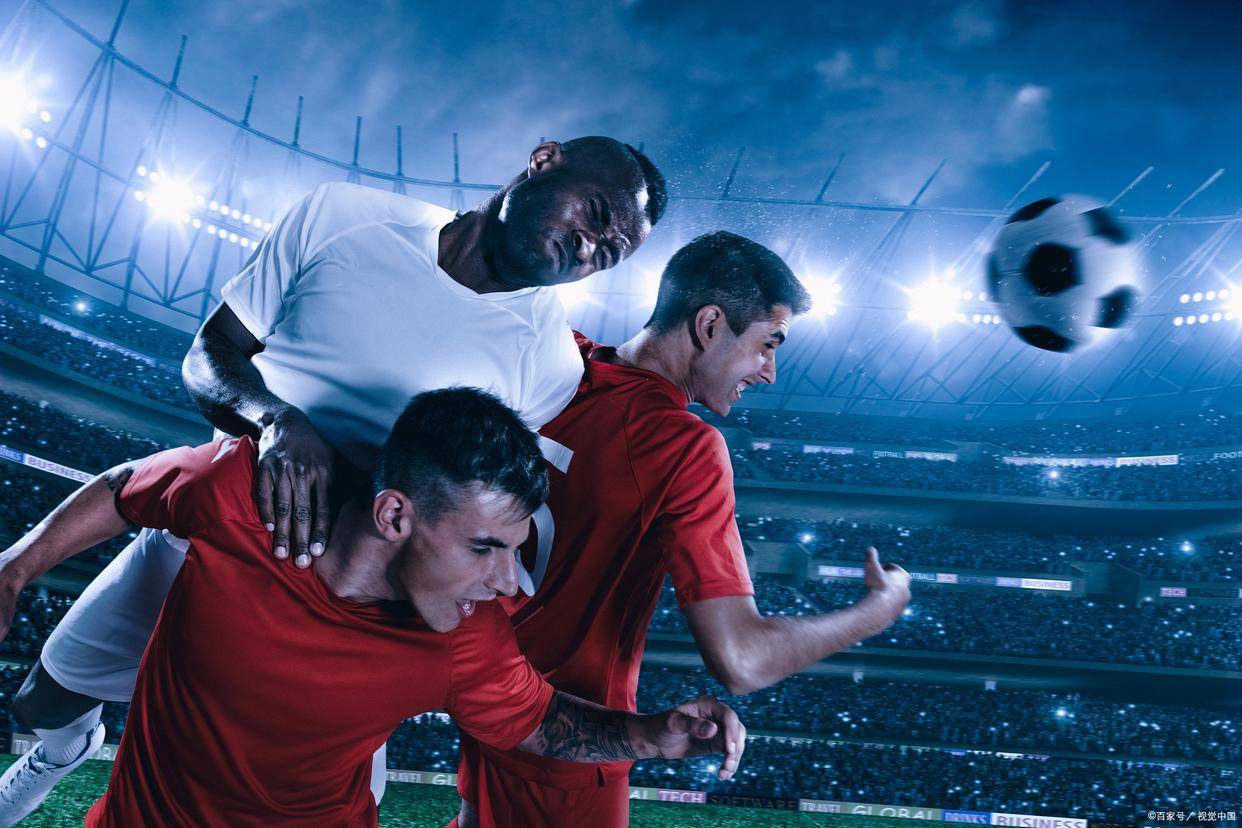 热血激情的足球赛，现场观众如潮的简单介绍