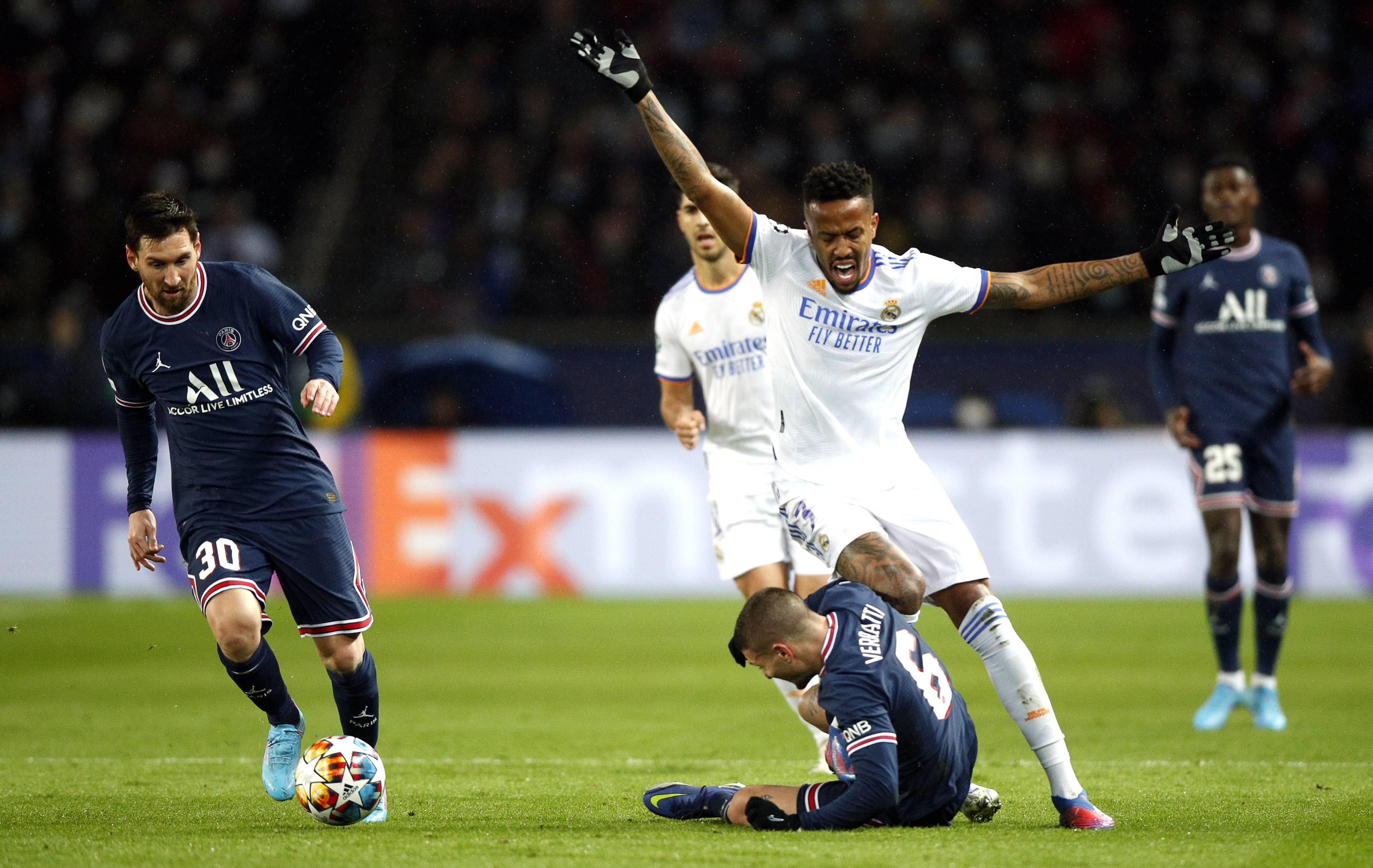 包含意大利足球联赛现场气氛热烈，球员斗志昂扬的词条