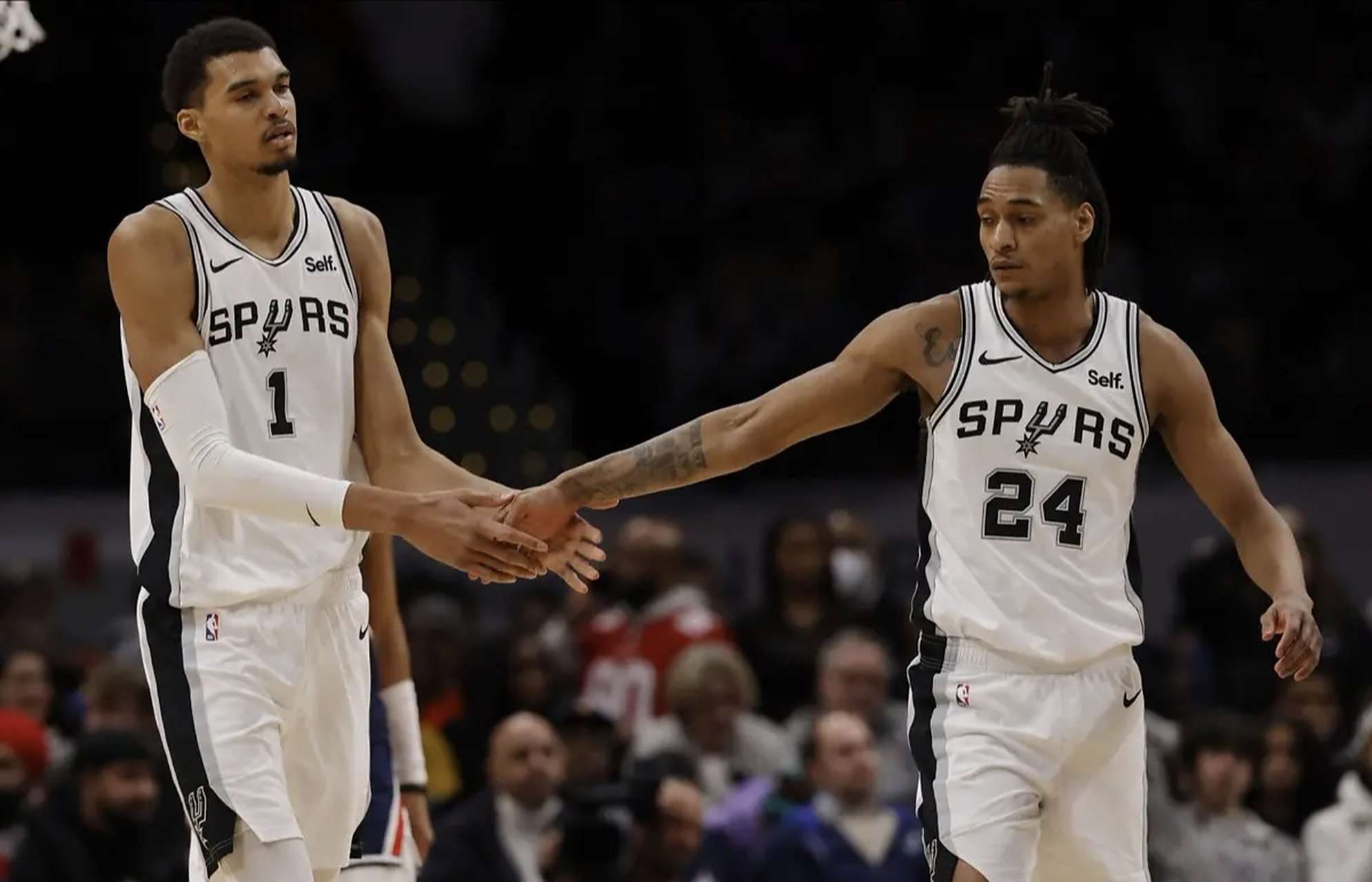 包含猛龙主场取胜马刺，继续保持不败的词条