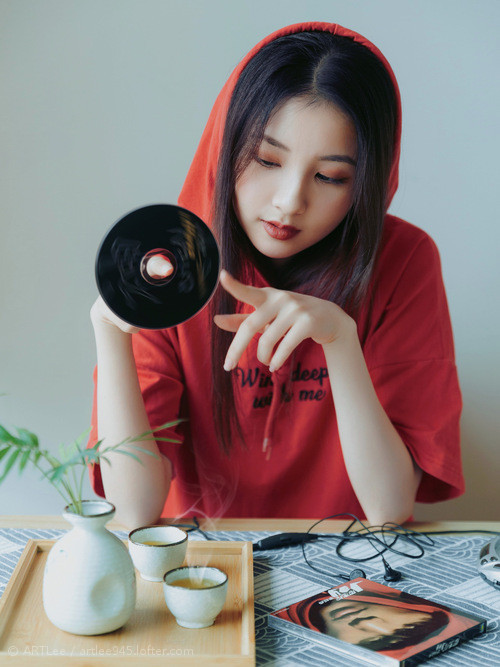 寒夜中的逆袭，当全黑不再沉默，厄德高如何用一脚改写百年叙事